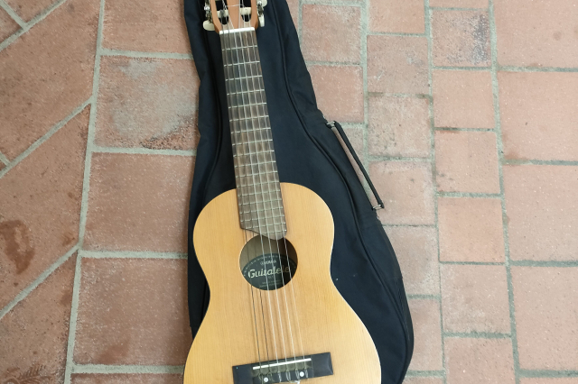 YAMAHA GL 1 GUITALELE