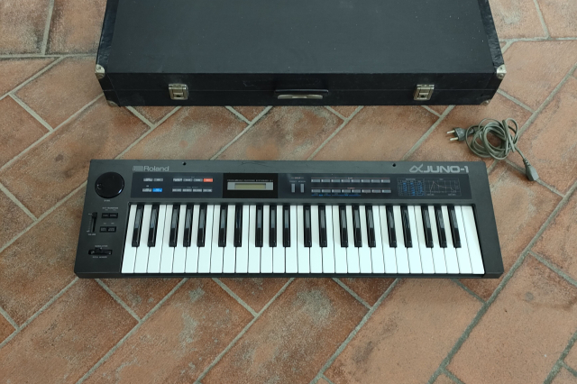 ROLAND ALPHA JUNO 1