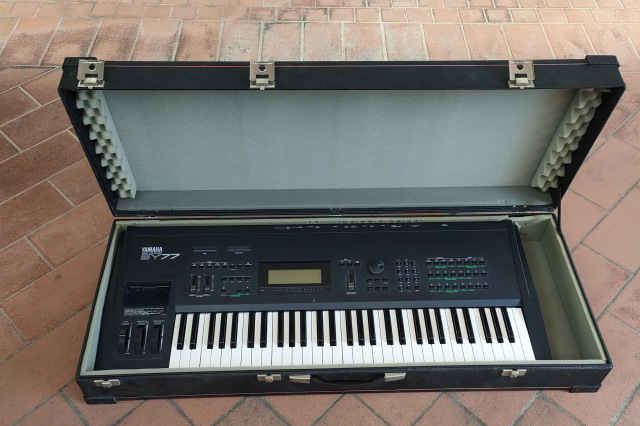 YAMAHA SY 77