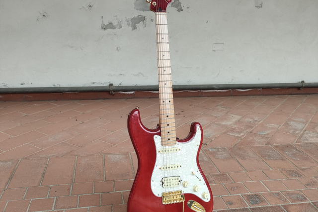 FENDER STRATOCASTER TASH SULTANA