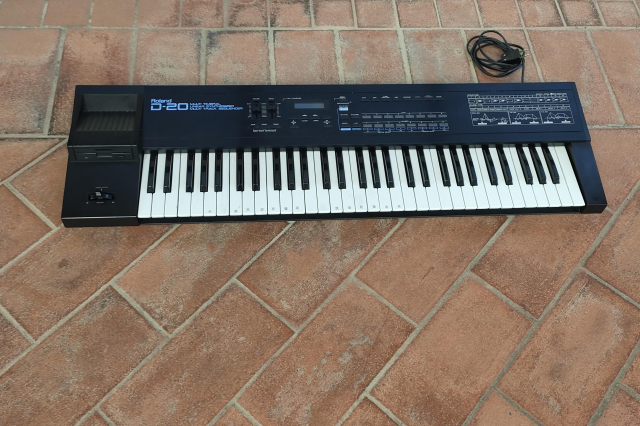 ROLAND D 20