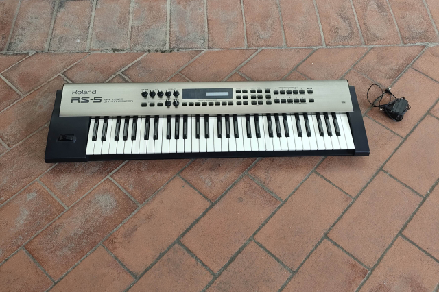 ROLAND RS 5