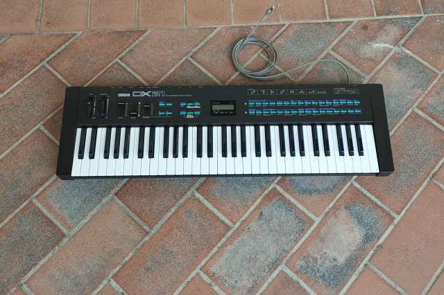 YAMAHA DX 21