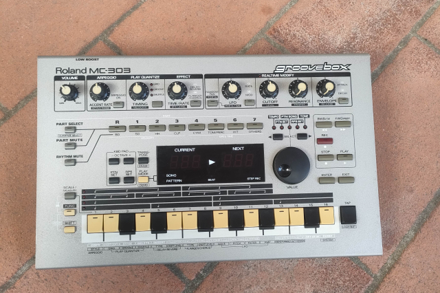 ROLAND MC 303