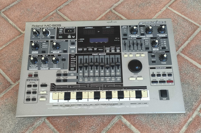 ROLAND MC-505