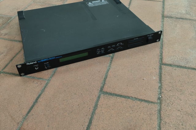 ROLAND U 220