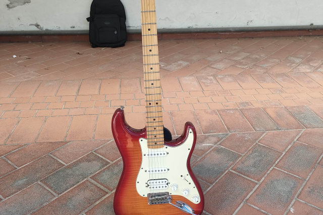 FENDER DELUXE STRATOCASTER HSS PLUS TOP IOS