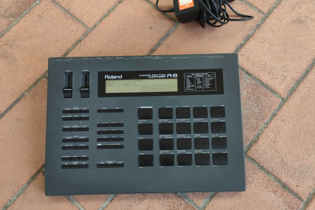 ROLAND R-8
