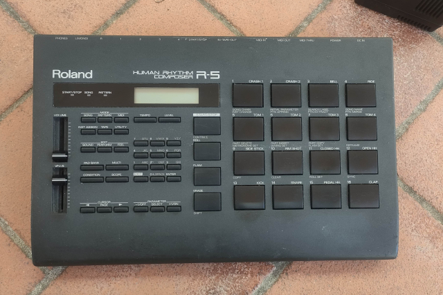 ROLAND R-5
