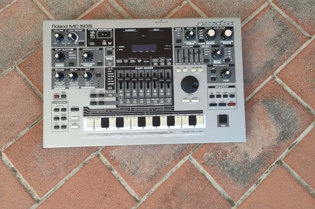 ROLAND MC 505