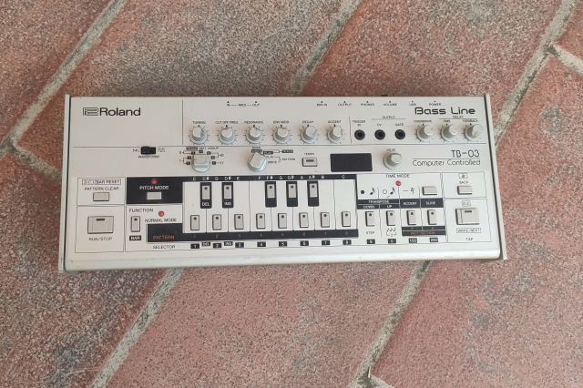 ROLAND TB-03 BASS LINE