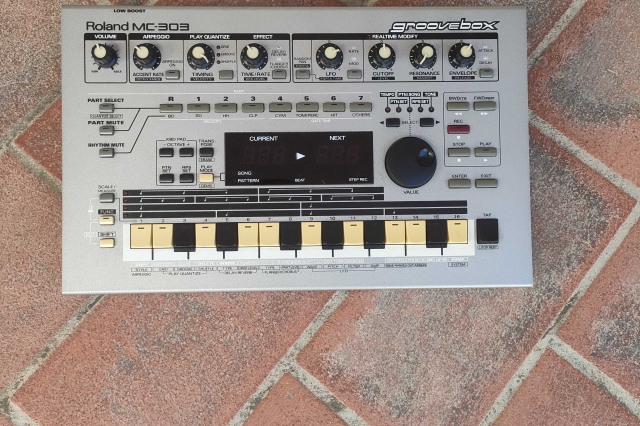 ROLAND MC 303
