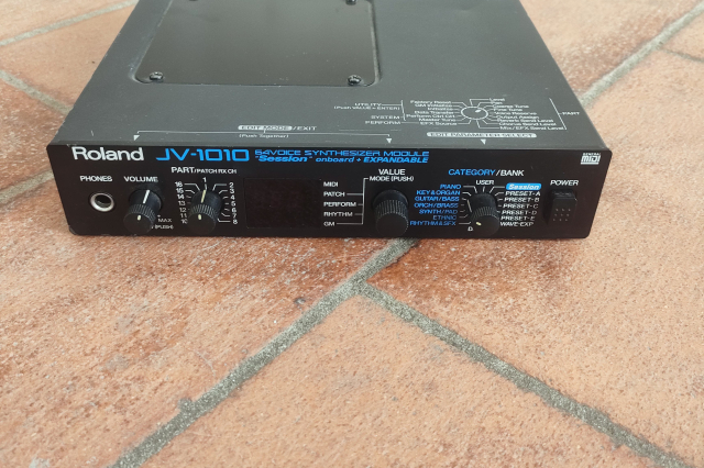 ROLAND JV-1010