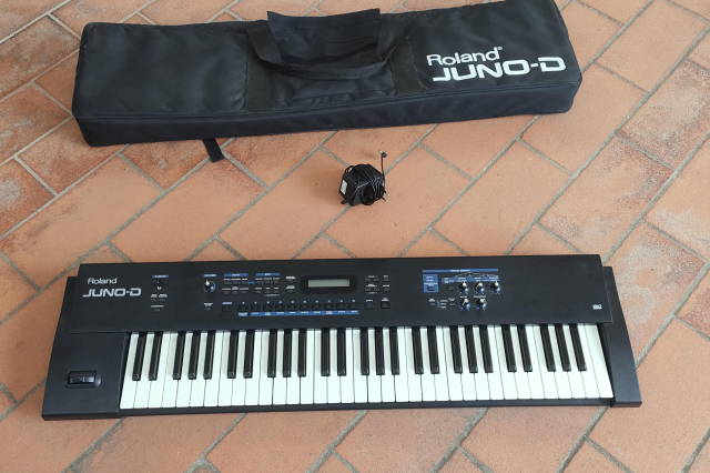 ROLAND JUNO D