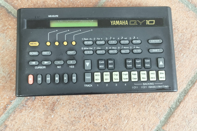 YAMAHA QY 10