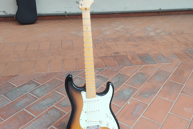 FENDER STRATOCASTER AMERICAN DELUXE 2004