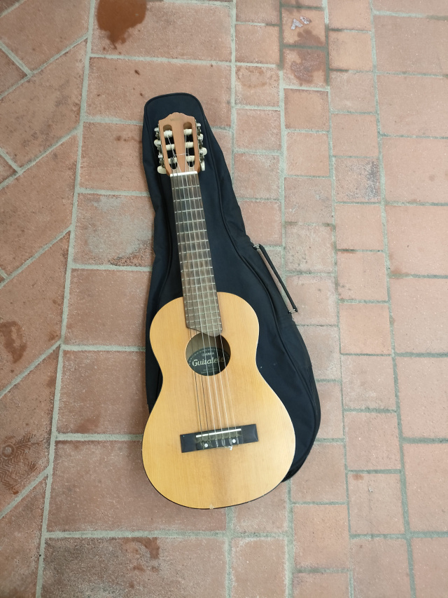 YAMAHA GL 1 GUITALELE