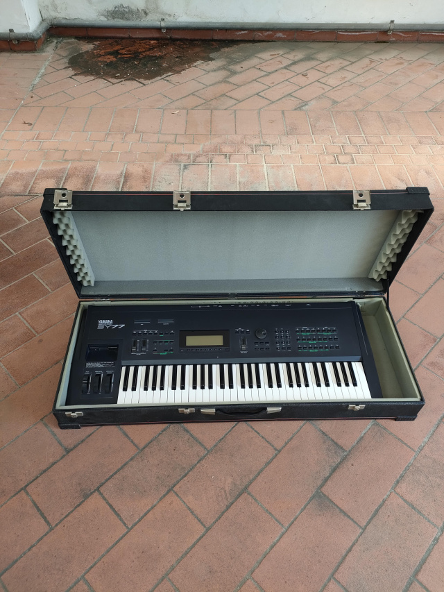 YAMAHA SY 77