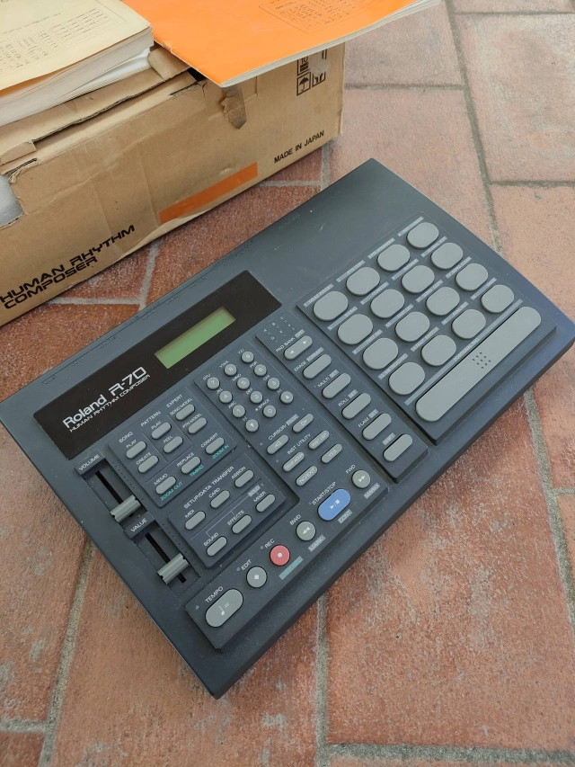 ROLAND R 70