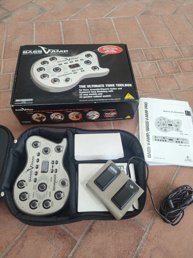 BEHRINGER BASS V-AMP