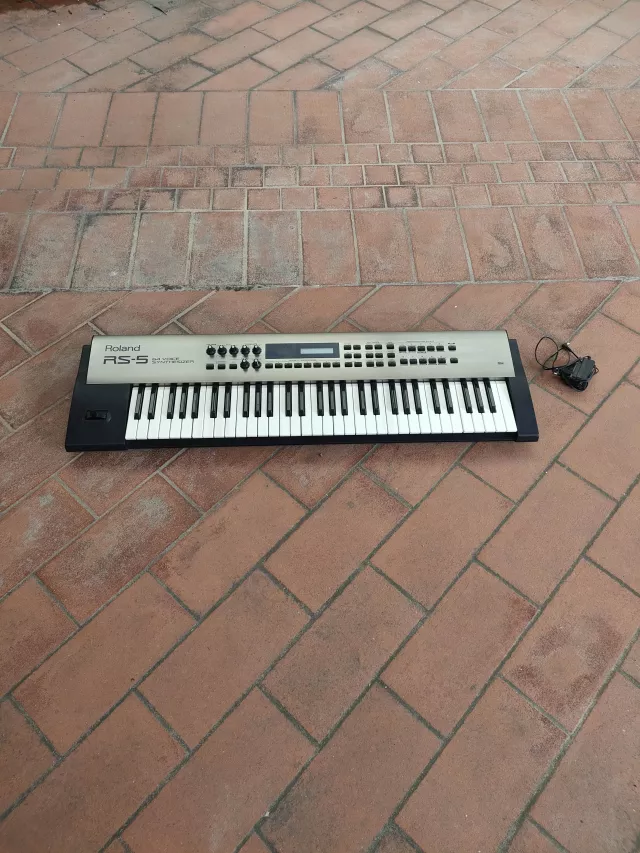 ROLAND RS 5