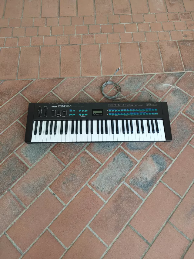 YAMAHA DX 21