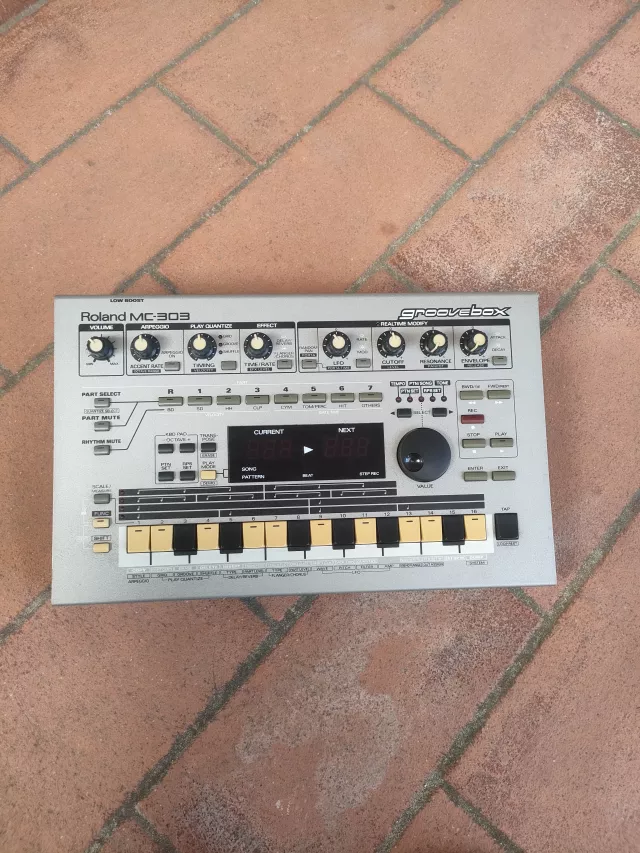 ROLAND MC 303