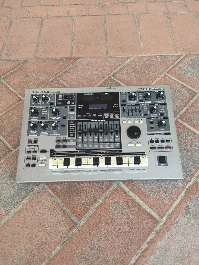 ROLAND MC-505