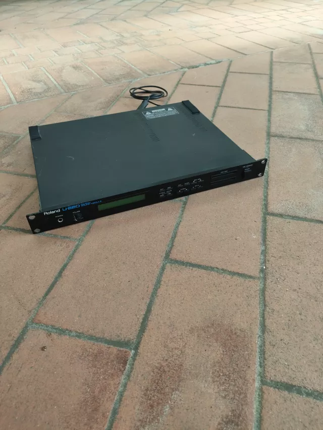 ROLAND U 220