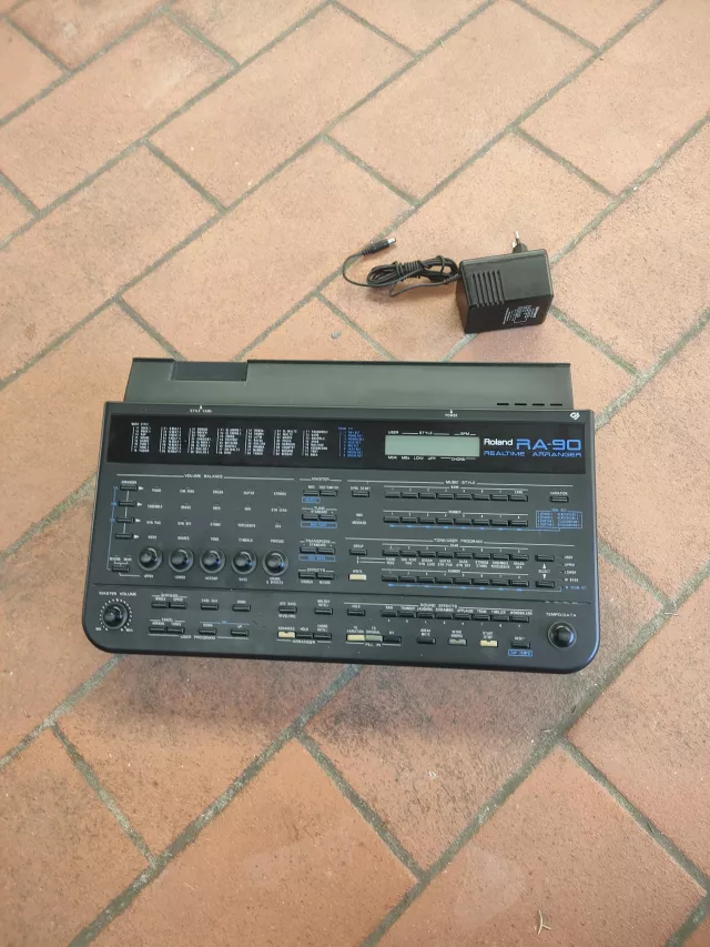 ROLAND RA 90