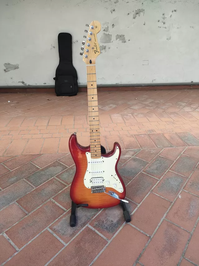 FENDER DELUXE STRATOCASTER HSS PLUS TOP IOS