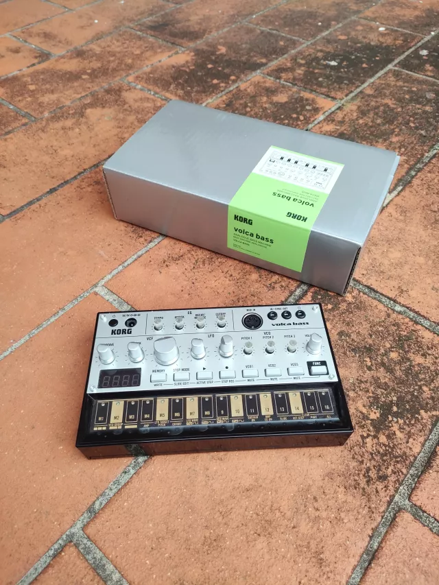 KORG VOLCA BASS