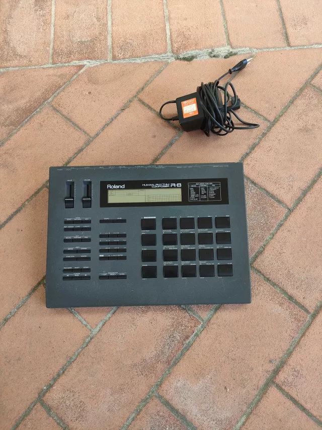 ROLAND R-8