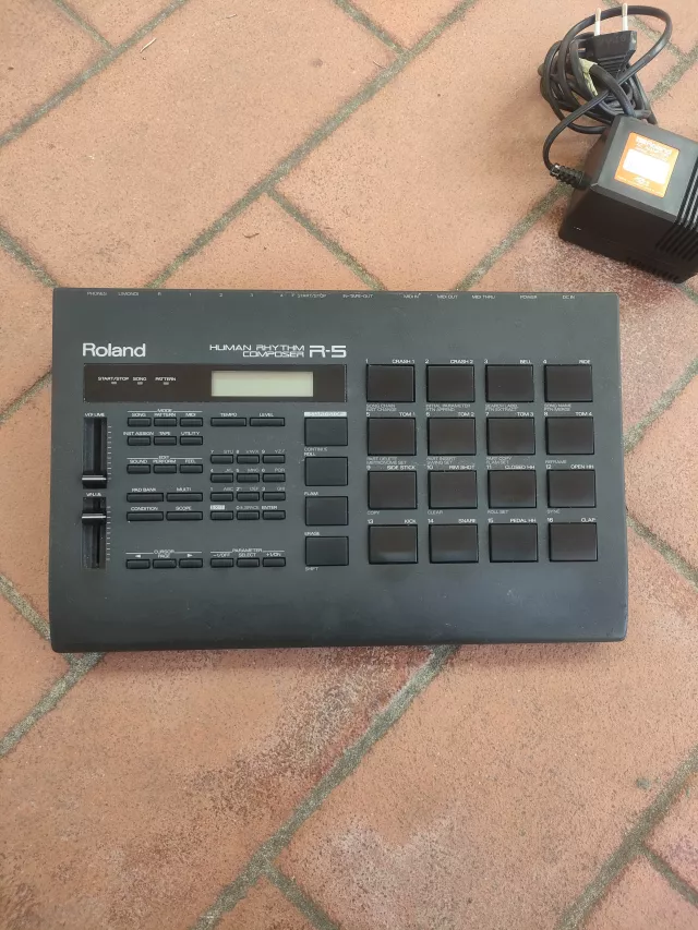 ROLAND R-5