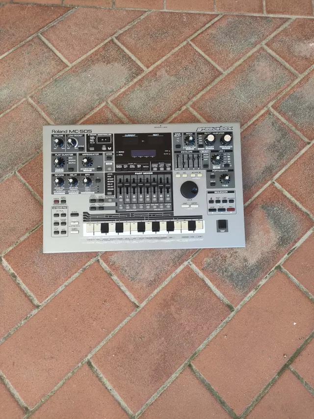ROLAND MC 505