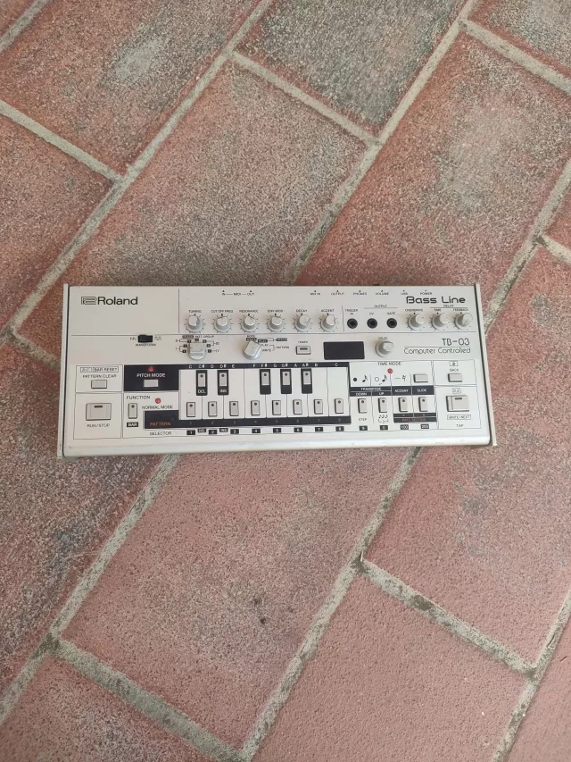ROLAND TB-03 BASS LINE