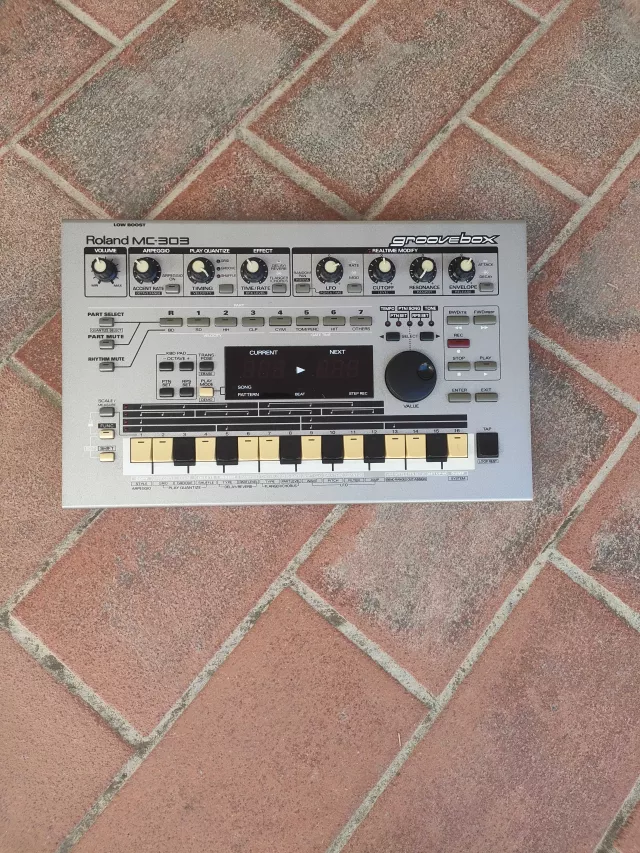 ROLAND MC 303