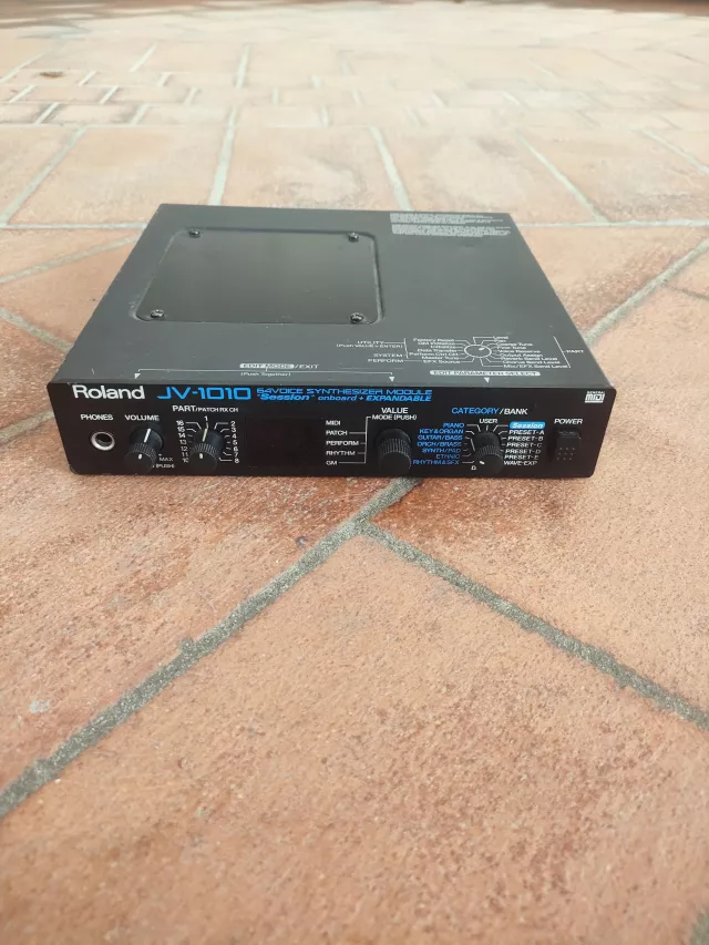 ROLAND JV-1010