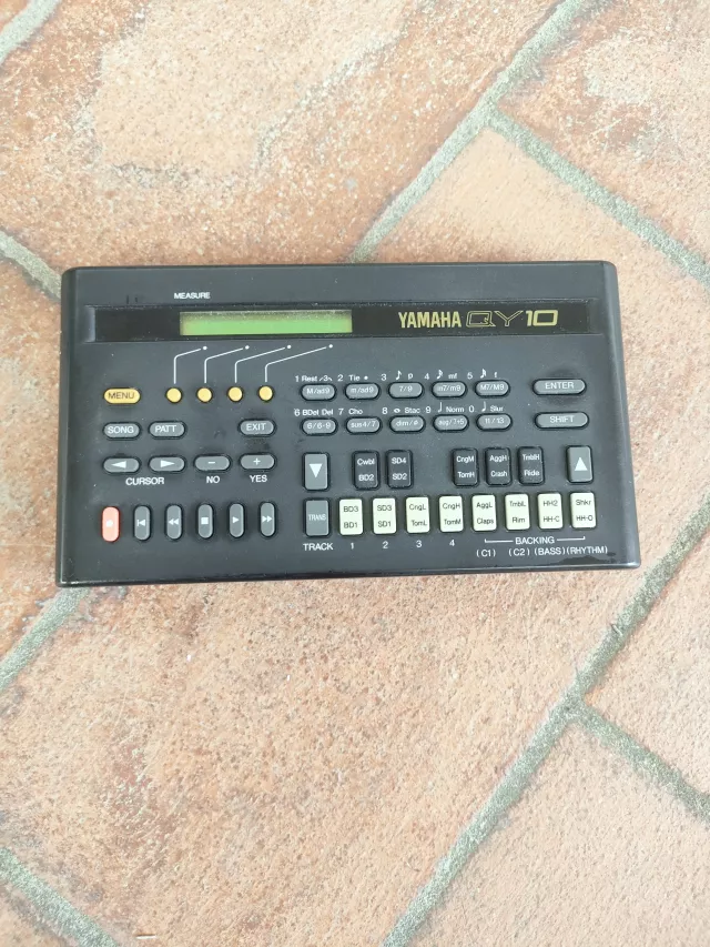 YAMAHA QY 10