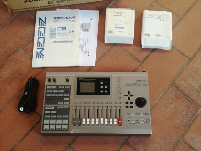 ZOOM MRS-1044